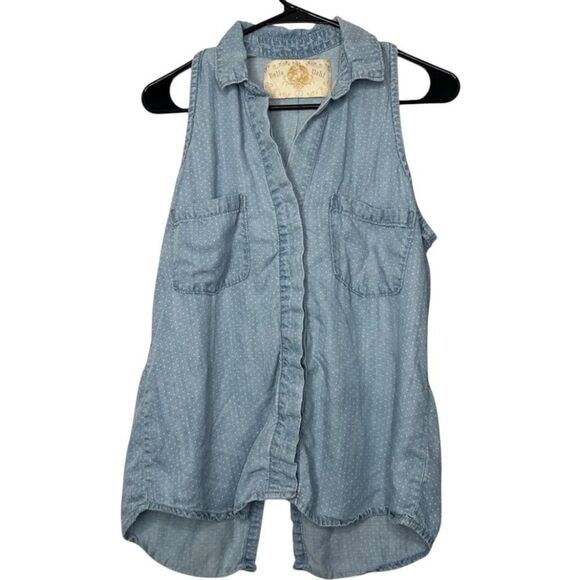 |EUC| BELLA DAHL Chambray Sleeveless Button Up Top - Picture 1 of 6